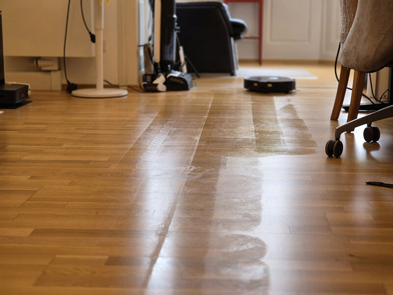 Roborock Qrevo Slim wischt den Boden.